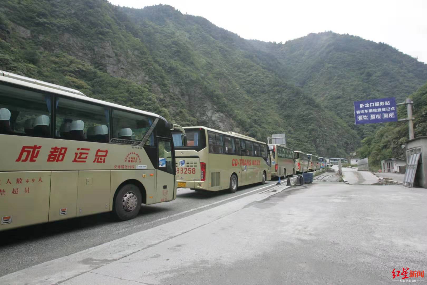 大巴车接送四川卧龙耿达镇游客被陆续转移至都江堰