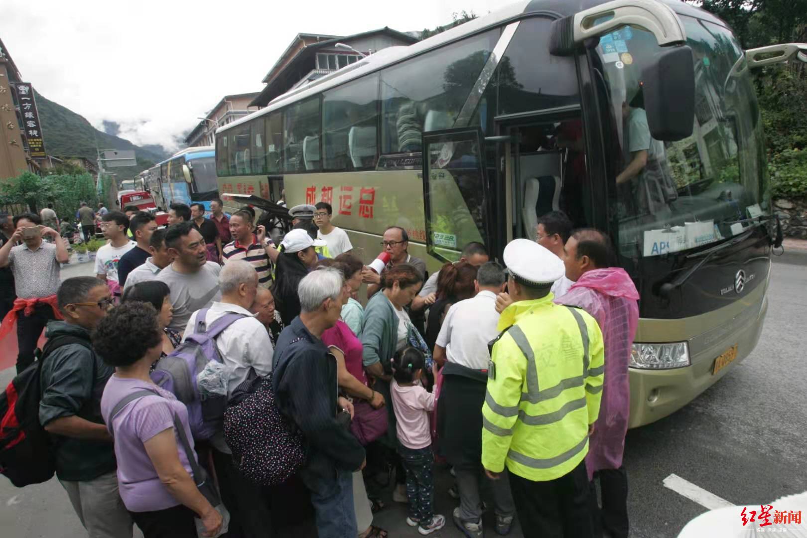 大巴车接送四川卧龙耿达镇游客被陆续转移至都江堰