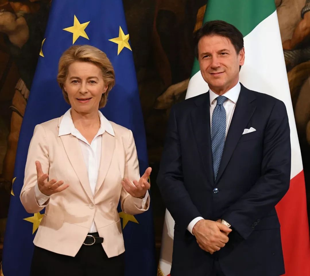 8月2日，在意大利罗马，下届欧盟委员会主席冯德莱恩（左）与意大利总理孔特出席会晤前举行的联合记者会。冯德莱恩表示，欧盟委员会将让欧盟各国在难民问题上更加公平地分担责任。新华社发