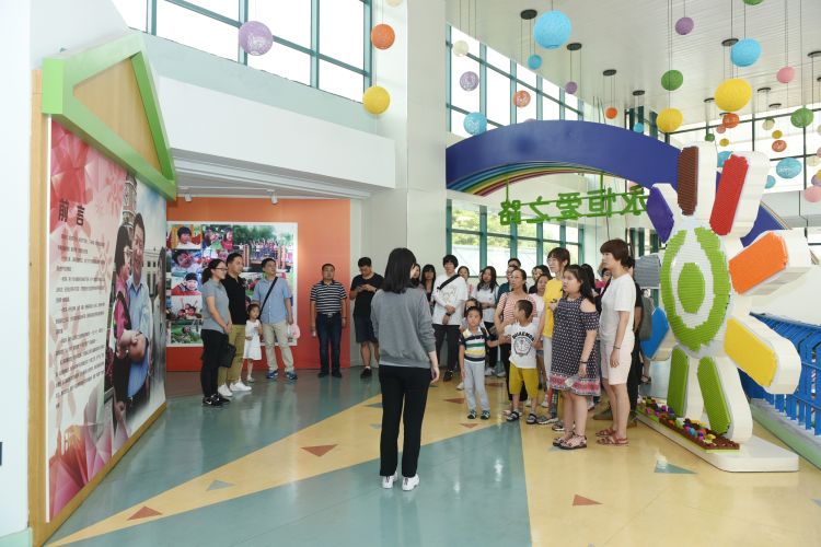 上海交通团工委组织青年参观上海市儿童福利院图