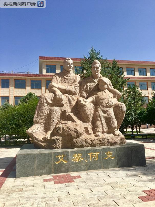 △座落在校园的这座雕像,艾黎(右)怀里依偎着一个活泼可爱的孩子,左手撑着头似乎在思考,右手指在艾黎手心写着什么,形象地寓意了艾黎倡导的“手脑并用,创造分析”的教育理念。
