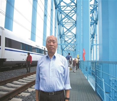 京沪高铁验收，沈志云在大胜关大桥桥面上。（翻拍）
