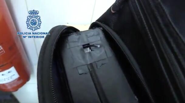 555:哥伦比亚男子555人 在网站上传283个视频 (这名男子为了偷拍藏在背包里的手机。)