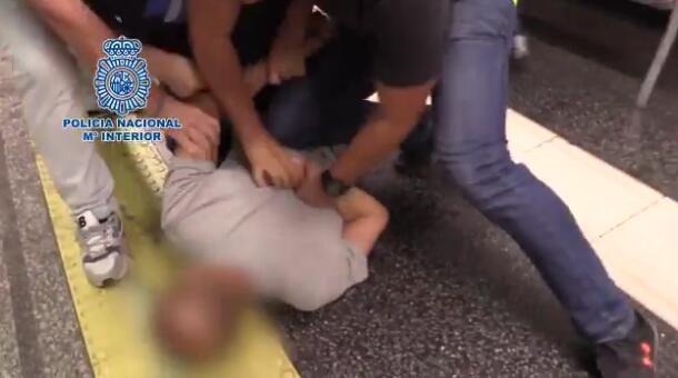 （西班牙马德里警方21日在地铁上逮捕偷拍惯犯现场视频截图）
