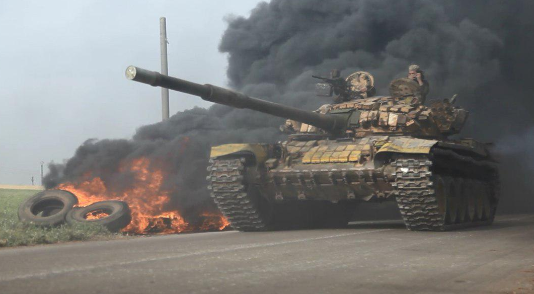 　天空新闻网拍摄的，反政府武装T-72引导步兵和步战车反攻纳吉布镇 图源：Sky news