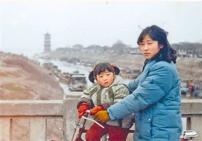 袁建伟的岳母和妻子1988年在中山桥合影。 　　资料照片