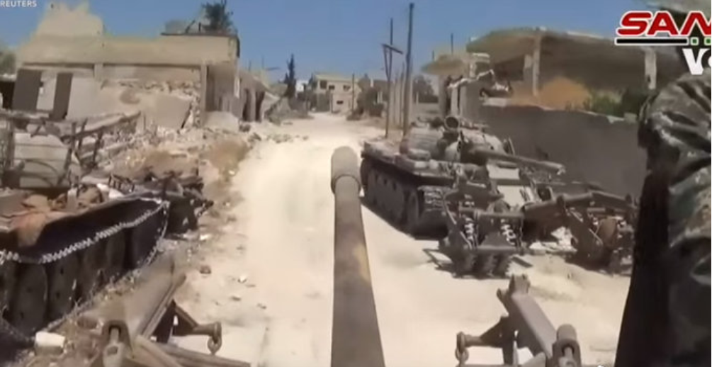 　叙利亚政府军用老式坦克改造的扫雷车清扫地雷