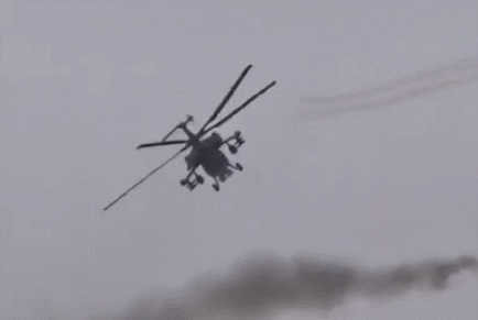 　俄罗斯空天军卡-28武装直升机俯冲发射火箭弹后，释放热焰弹撤离 图源：ANNA通讯社