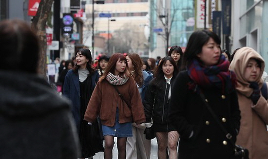  韩国街头的日本游客（韩联社）