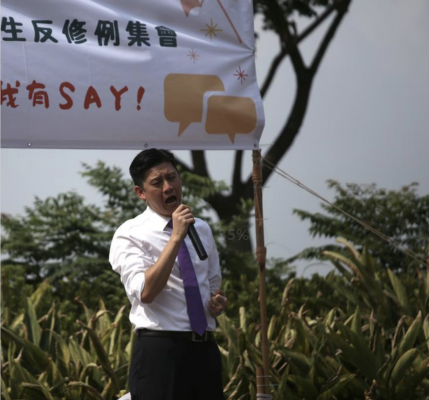 (图:前国泰飞行员谭文豪上台发表言论)