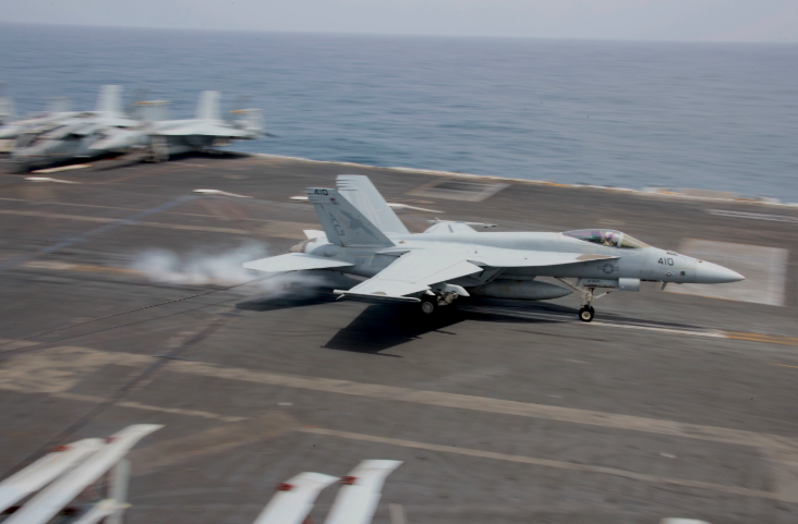 　　8月14日，F/A-18降落在正在中东执勤的林肯号甲板上 图源：USNI