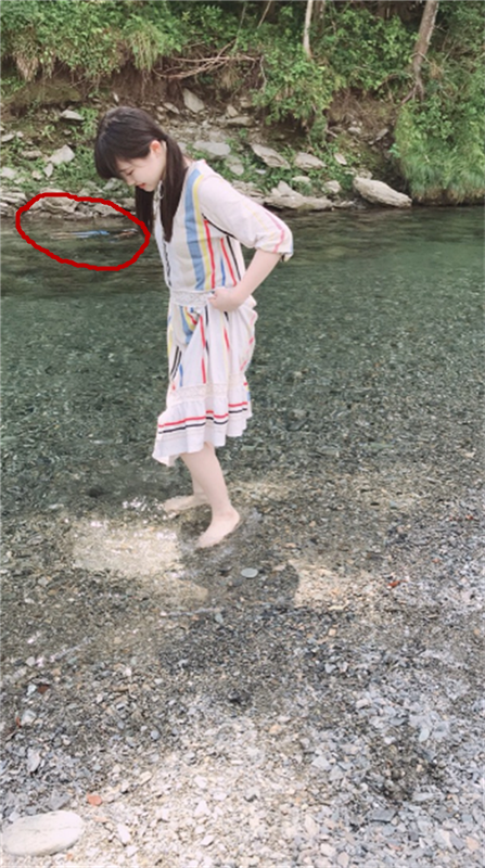 女明星照片:日本女星河边开心玩水 照片意外拍到诡异身影(图) 女星背后的河面出现“人影”