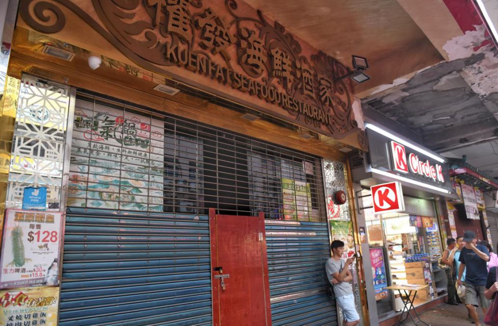 位于骆克道的权发海鲜酒楼八月停业关闭。新华社记者秦晴 摄