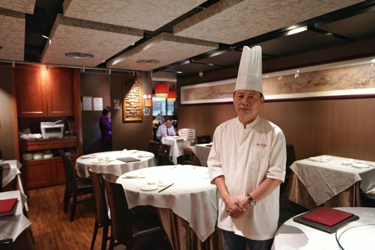 杭州酒家老板吴瑞康为现在开始亏钱而发愁。新华社记者秦晴 摄