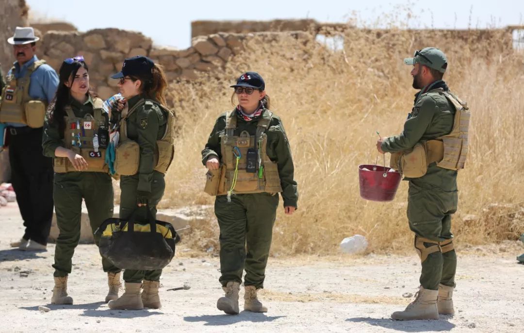 图为伊拉克雅兹迪青年组成的排雷团队。新华社记者张淼摄