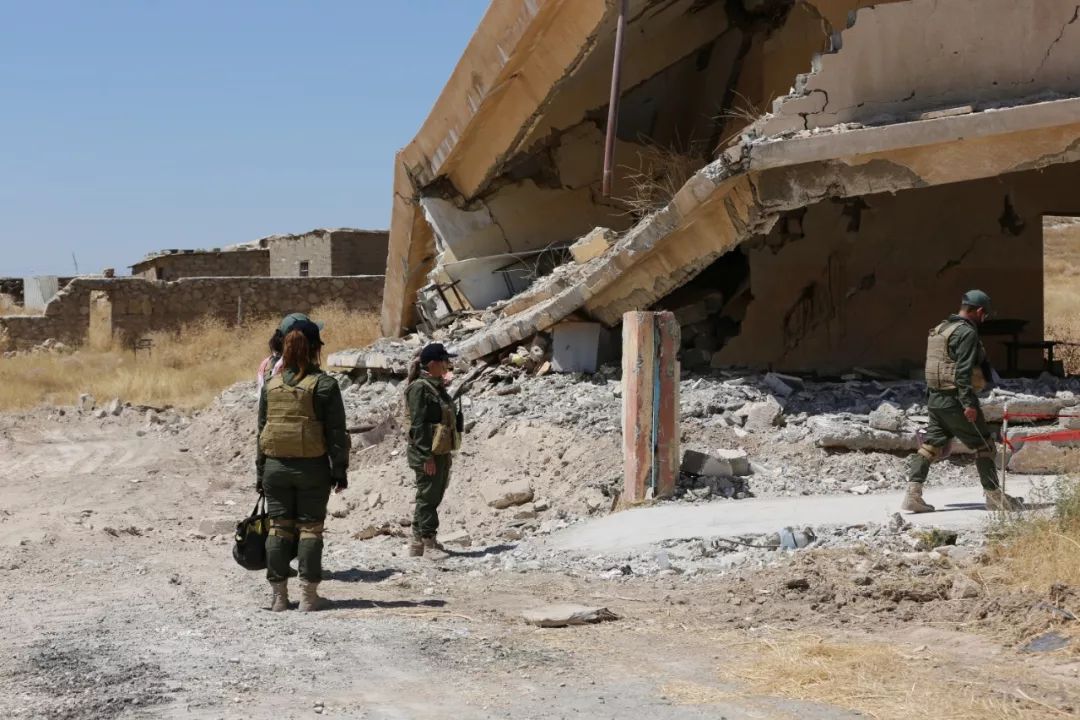 图为排雷队员们进入被炸毁的校园。新华社记者张淼摄