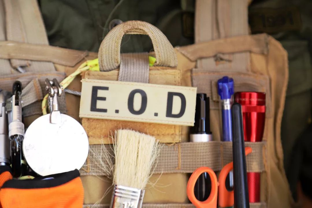 图为排雷队员库杜尔佩戴的简易工具。新华社记者张淼摄