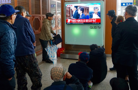  资料图：韩国民众收看朴槿惠案一审宣判直播