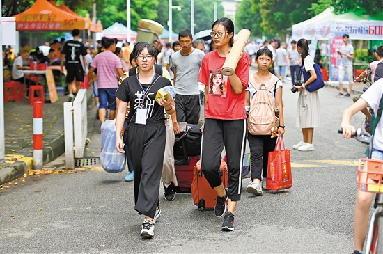 25日,广州大学7600多名2019级本科新生正式开学,大学城和桂花岗两个