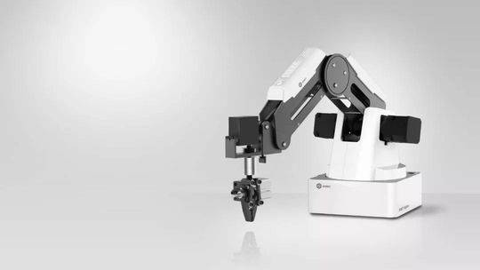 在生产线上精准地拧紧一颗螺丝钉的工业机器人……8月25日,以"智能新