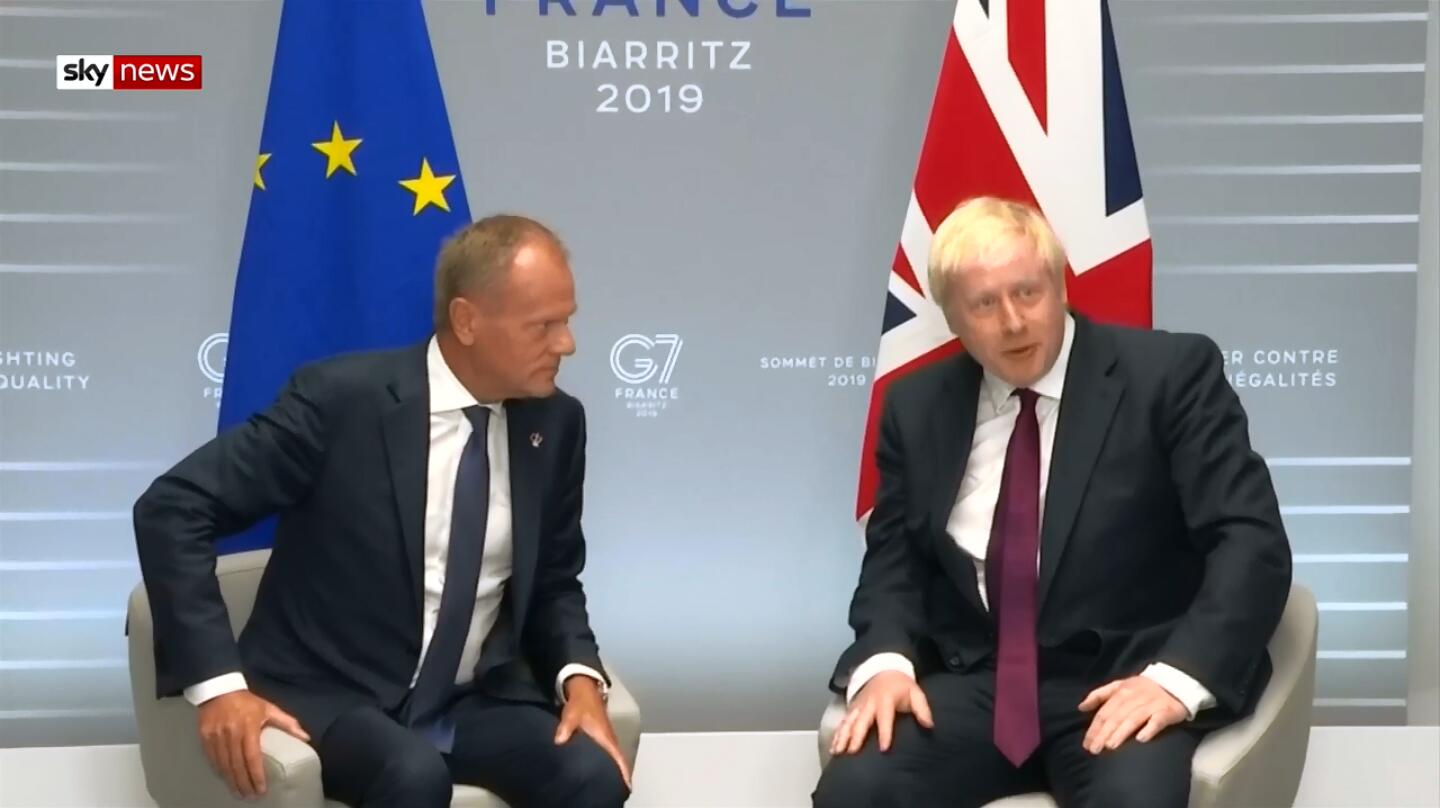  约翰逊（右）与图斯克（左）在峰会伤会面。（图截自《天空新闻》网站）