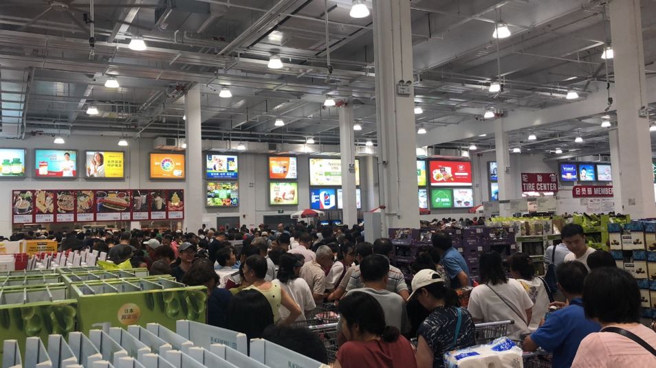 美国超市costco登陆上海滩开业半天就被大妈冲垮