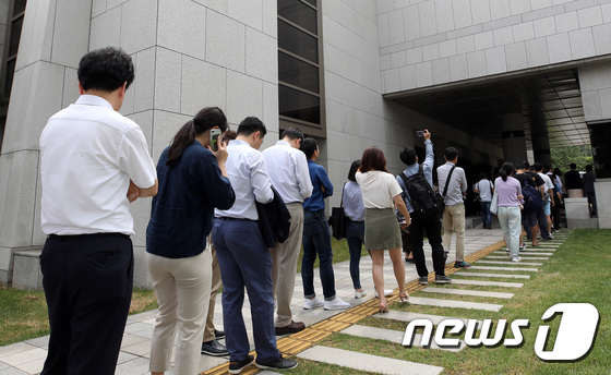  27日，韩国民众排队报名旁听“干政门”案终审，现场冷清。（news 1）