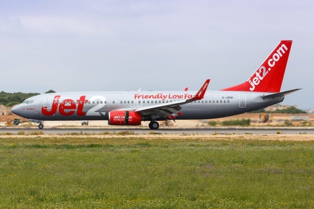 jet2航空当班机长晕倒机上休班机长伸援手紧急备降
