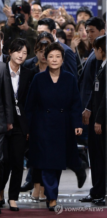 2017年3月30日，朴槿惠接受法院审问后离开，她次日被捕。