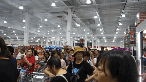 （卖场内人头攒动）