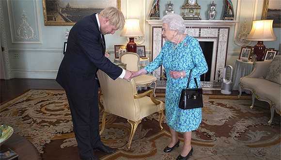 2019年7月24日，英国伦敦，新任保守党领袖鲍里斯·约翰逊在白金汉宫获英国女王伊丽莎白二世接见。图片来源：视觉中国