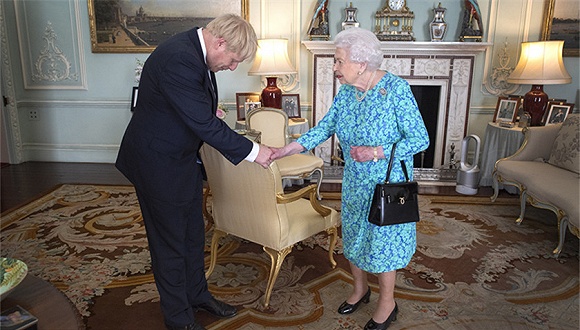英国女王和首相 2019年7月24日,英国伦敦,新任保守领袖鲍里斯·约翰逊在白金汉宫获英国女王伊丽莎白二世接见。图片来源:视觉中国