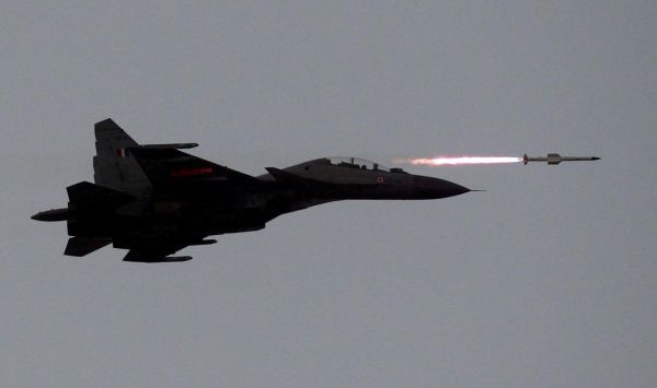  资料图片：印度空军苏-30MKI战斗机试射国产空空导弹。（印度空军网站）