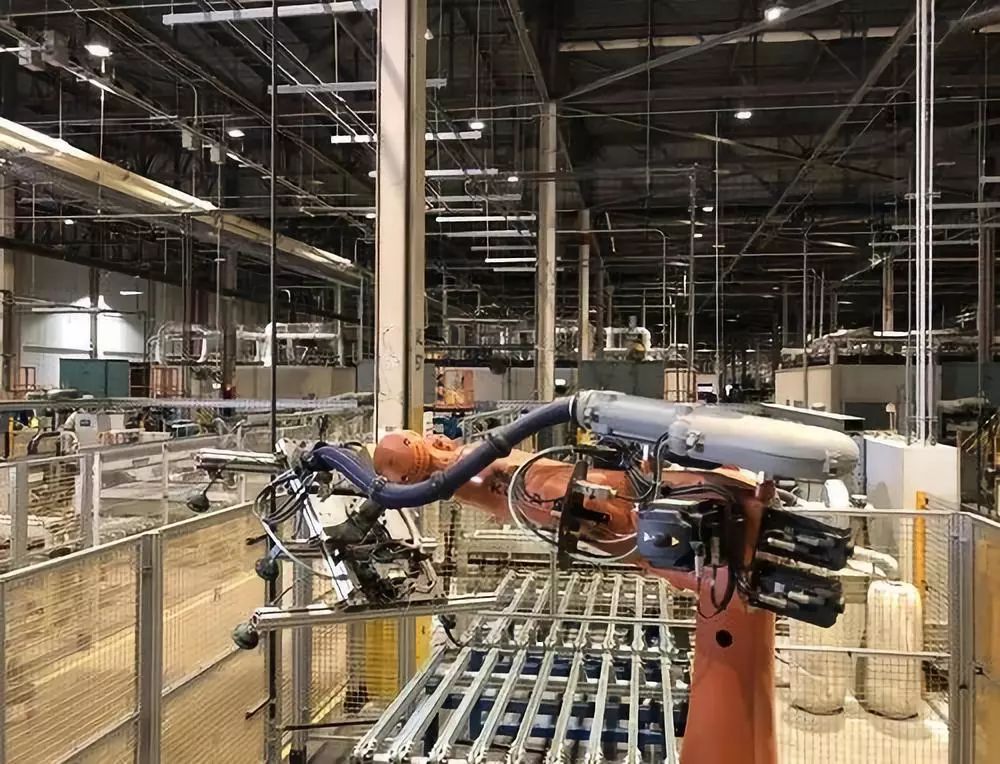 福耀玻璃美国有限公司的合片生产线.新华社发 刘道川摄