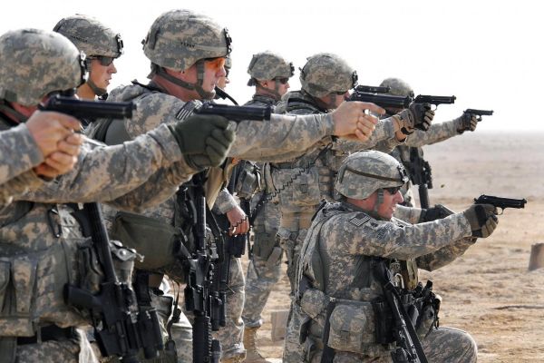 资料图片：美军士兵使用M9手枪实弹打靶。（美国国防部）