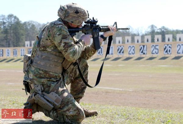 资料图片：在本宁堡2018年美陆军轻武器锦标赛期间，美军士兵用M4卡宾枪射击。（美国《星条旗报》网站）