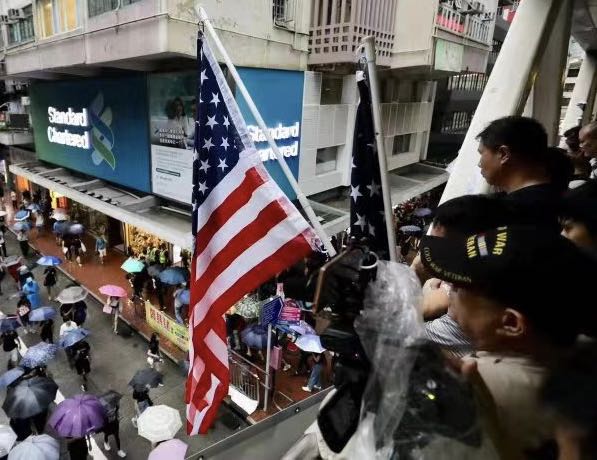 香港明镜网:香港8月30日发生了什么?一文速览 △8月18日,部分激进示威者口罩遮面,举美国国旗游行示威