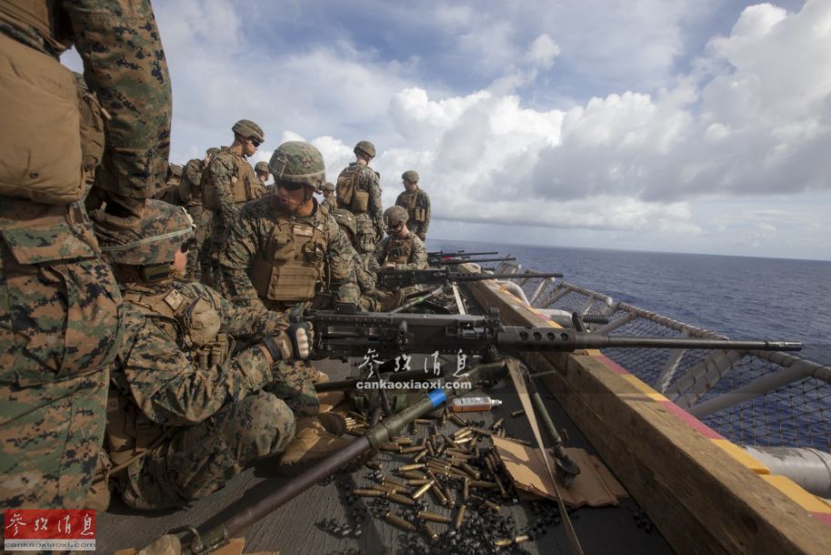 图为2019年6月9日，美海军陆战队员在“黄蜂”号两栖攻击舰上，使用M2HB重机枪打靶。