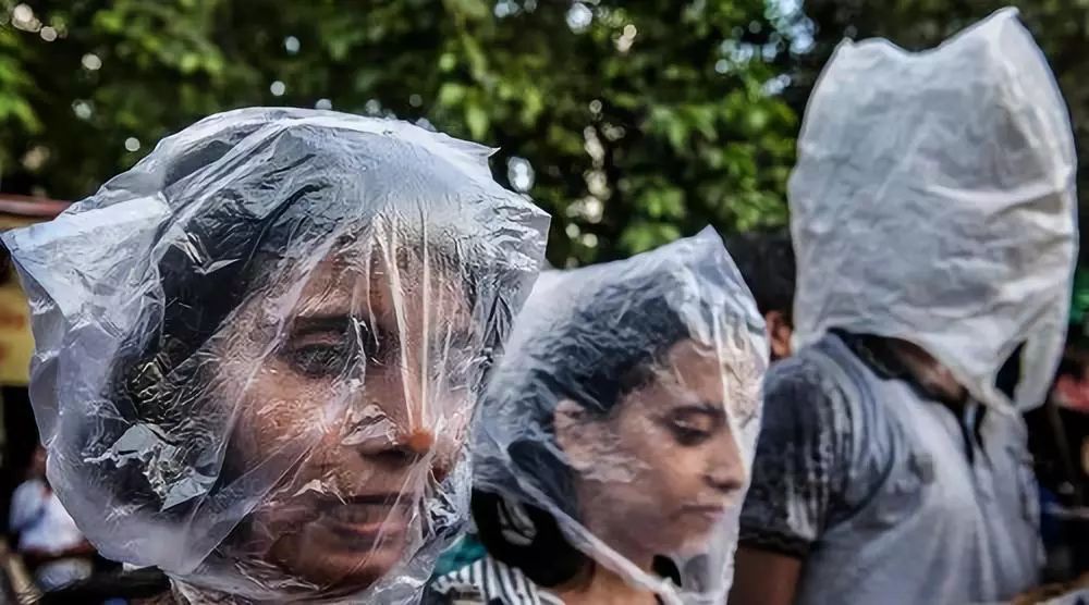 7月19日，在印度加尔各答，学生和环保人士头戴塑料袋，呼吁人们关注塑料污染。新华社发（通帕·蒙达尔摄）