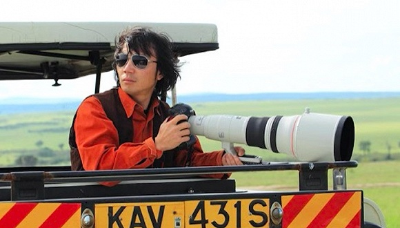 摄影中的罗红。