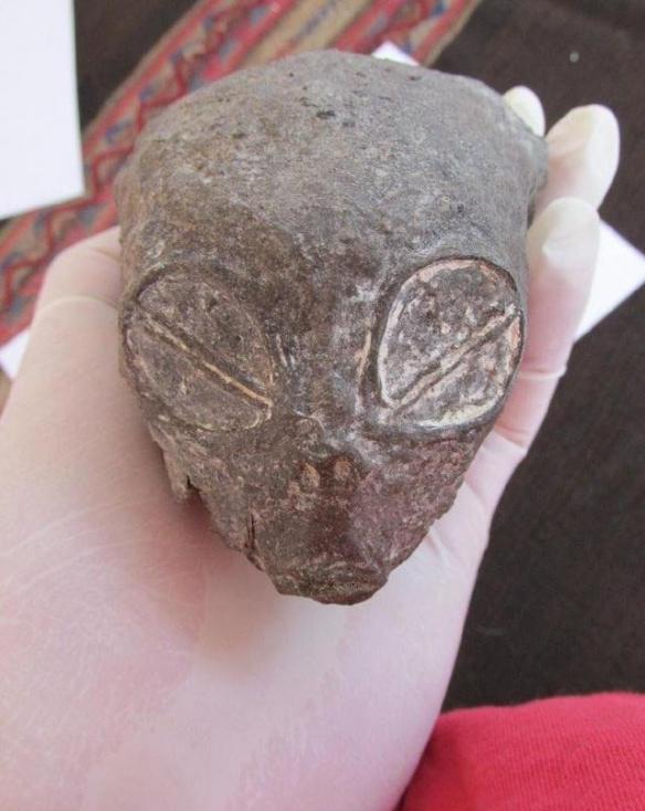 奇穆国王的陵墓里挖出一具外星人遗体,化石轮廓清晰