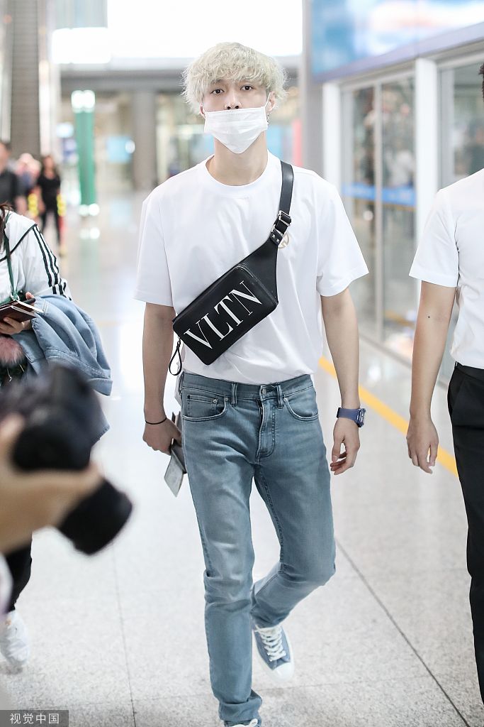 "小绵羊"张艺兴穿羊蹄t恤敲呆萌 金发造型似"小王子"