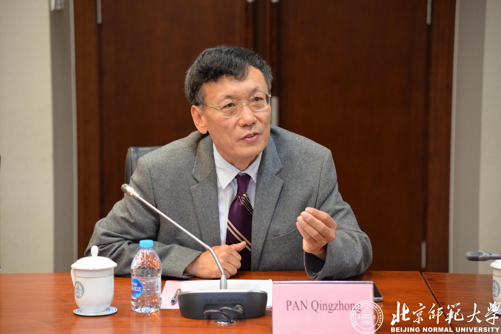 新兴市场研究院常务副院长潘庆中教授主持受聘仪式.