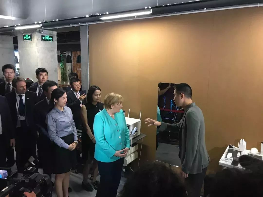 默克尔访华:德国总理默克尔第12次访华 传递的这条信息很重要 △2018年5月,默克尔在深圳一家科技公司体验智能人体镜子