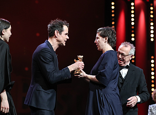 资料图:2018年2月24日,影片《别碰我》的罗马尼亚女导演阿迪娜·平蒂列获得第68届柏林国际电影节主竞赛单元最佳影片金熊奖。(新华社)