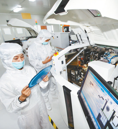 技术人员在研发芯片. 新华社发