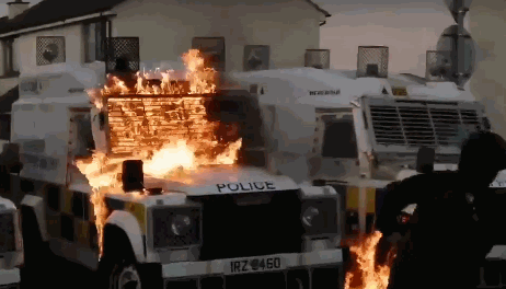 抗议者向英国警车投掷汽油弹