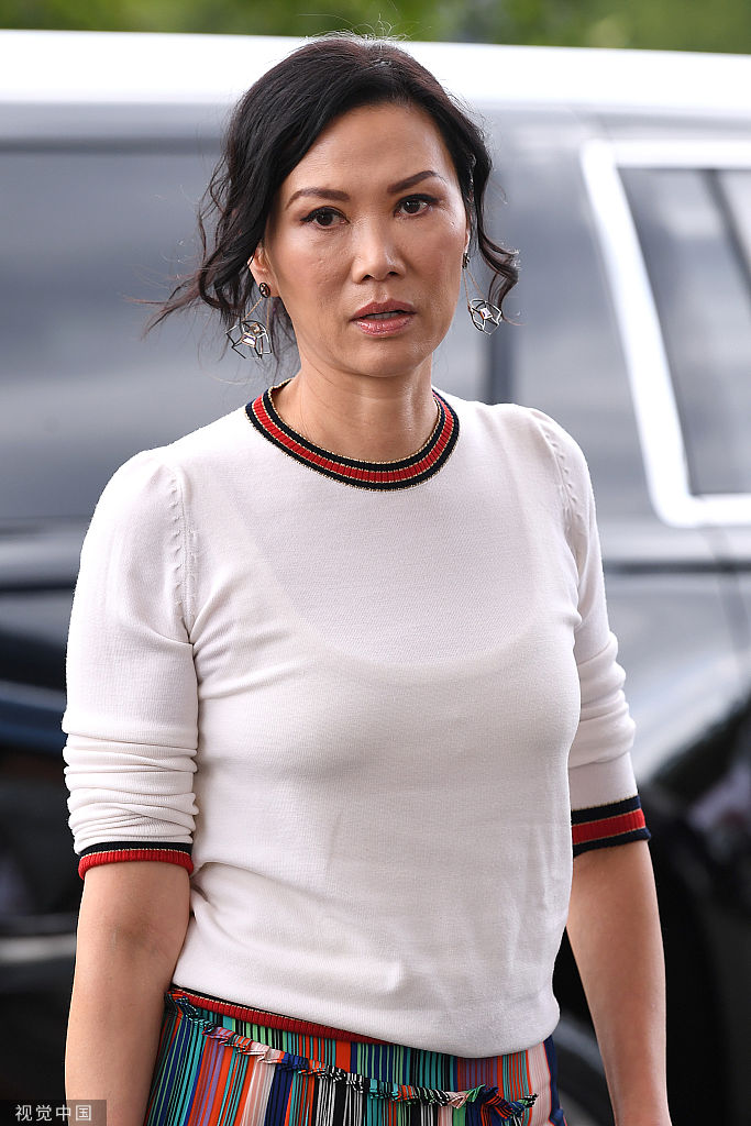 李玟,王珞丹齐聚美网公开赛 邓文迪穿彩虹裙婀娜多姿女人味足