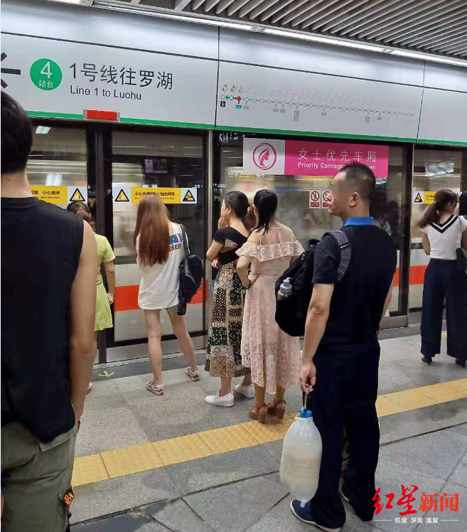 在“女性优先车厢”外排队的男乘客