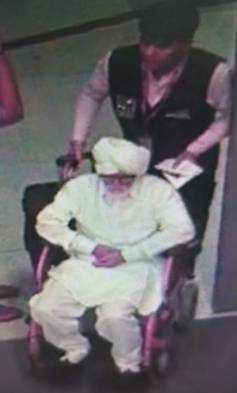  该男子坐着轮椅，表现出行动不便图源：CNN